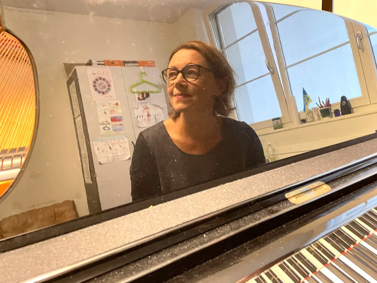 Alena Cherny spiegelt sich im Flügel.